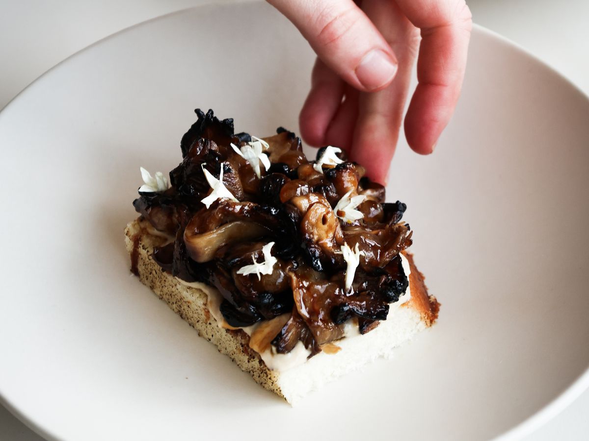 A bread with vegetables on top of it.
